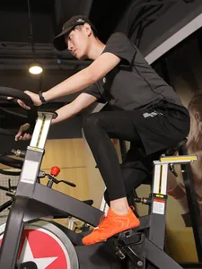 Vista ravvicinata di scarpe da fitness arancione vivace con sistema di allacciatura rapida