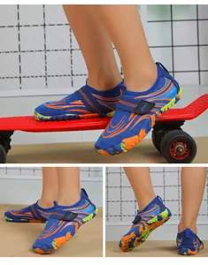 Λεπτομέρεια παιδικών παπουτσιών θαλάσσης με μπλε πλεκτό ύφασμα και λουράκι βέλκρο