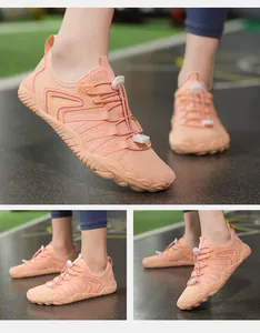 Dettaglio scarpe da scoglio rosa pesca con lacci elastici e suola in gomma antiscivolo durevole