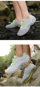 Detalle de la malla gris y cordones elásticos verde lima de la zapatilla de agua
