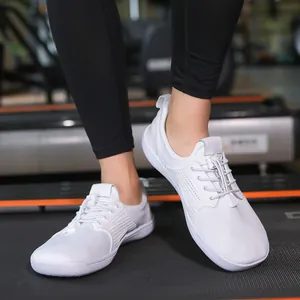 Scarpe da corsa a piedi nudi bianche con punta larga e mesh traspirante su tapis roulant