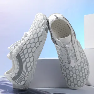 Atmungsaktive Badeschuhe in Weißgrau mit Wabennetz und Schnellverschluss-System