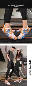 Detalle de zapatos de agua transpirables con cordones naranjas para fitness al aire libre