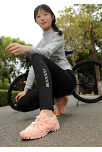Detalle de zapatos de agua rosas transpirables con sistema de cordones rápidos y suela