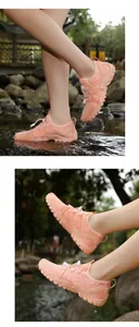 Detalle de zapatillas de agua naranjas con malla transpirable y cordones ajustables