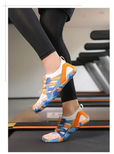 Detalle de suela de goma flexible antideslizante en calzado acuático transpirable para correr