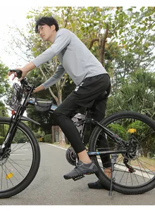 Detalle de bicicleta híbrida con cesta metálica y bolsa de cuadro para ciclismo de montaña