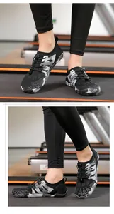 Detalle de zapatos acuáticos con cordones rápidos y tejido de camuflaje transpirable