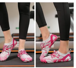 Detalle de zapatillas de vadeo rosas con suela de goma antideslizante en cinta de correr