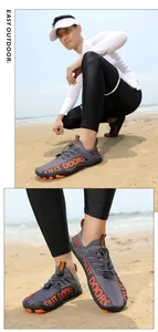 Detail von grauen Trekkingschuhen mit orangefarbenen Akzenten und rutschfester Gummisohle