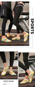 Detalle de calzado acuático de malla blanca con franjas de colores y cordones rápidos