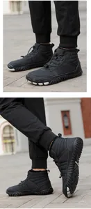 Detail von Winter-Wanderschuhen mit warmem Plüschfutter und rutschfesten Gummisohlen
