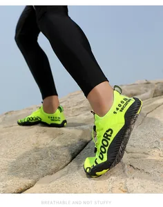 Makroaufnahme der neongrünen rutschfesten Sohle für Outdoor-Watschuhe und Wanderschuhe