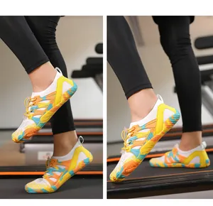 Detalle de zapatillas acuáticas de malla blanca con suela de camuflaje de colores vivos