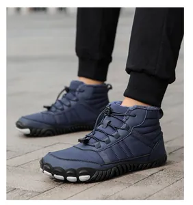 Detail der dunkelblauen Winterstiefel mit elastischen Schnürsenkeln und warmem Fleecefutter