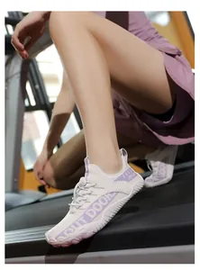Nahaufnahme weiß-lila Watt-Schuhe mit Schnellverschluss auf einem Laufband im Gym