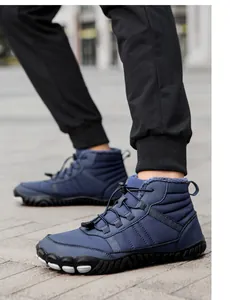 Detail der dunkelblauen Winter-Schneestiefel mit Schnellverschluss und warmem Kunstfell