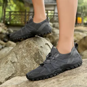 Zapatos de agua para hombre gris oscuro con malla transpirable y suela de goma antideslizante