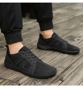 Détail de chaussure pieds nus noire avec maille respirante et bout large antidérapant