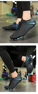 Duo-Ansicht schwarzer Badeschuhe mit blauem Muster und rutschfester Gummisohle