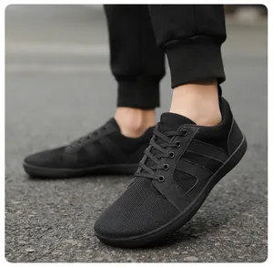 Détails des chaussures de randonnée pieds nus noires avec maille respirante et bout large