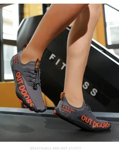 Atmungsaktive graue Wasserschuhe mit orangen Akzenten beim Training auf dem Laufband