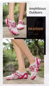 Detalle de zapatillas de agua blanco y rosa con malla transpirable y cordón de ajuste