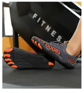 Detail von Fünf-Zehen-Wassersportschuhen mit rutschfester Gummisohle auf dem Laufband