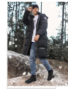 Nahaufnahme von schwarzen Outdoor-Winterstiefeln getragen mit einer warmen Pufferjacke