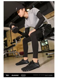 Leichte Barfuß-Laufschuhe mit atmungsaktivem Mesh und flexibler Gummisohle auf dem Fitnessboden