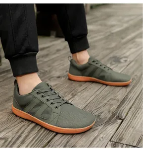 Vue de dessus de chaussures pieds nus vert armée à bout large sur pont en bois