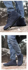Nahaufnahme wasserdichter dunkelblauer Schneestiefel mit Fleece-Futter und Anti-Rutsch-Sohle