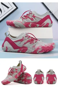 Detalle de zapatillas de agua gris y rosa con cordones rápidos y suela de goma antideslizante
