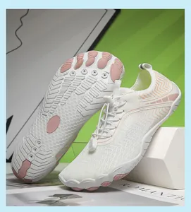 Nahaufnahme beiger Badeschuhe mit rosa Gummiblöcken und Schnellschnürsystem-Verschluss