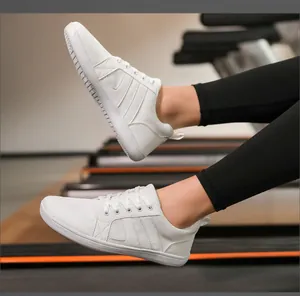 Photo de baskets blanches à bout large pieds nus sur un tapis roulant lors d'un entraînement