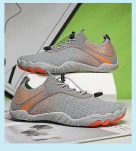 Details der grau-orangen Wasserschuhe mit atmungsaktivem Mesh und rutschfester Gummisohle