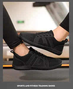 Détail de chaussures pieds nus respirantes avec bout large et semelle antidérapante