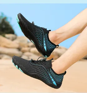 Outdoor-Wasserschuh Detail mit Schnellschnürsystem und rutschfester Sohle am Sandstrand