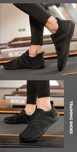 Vue détaillée de baskets pieds nus noires à bout large sur un tapis de course pour le sport