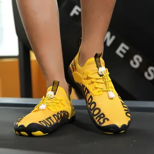 Scarpe acquatiche gialle con suola antiscivolo e lacci elastici per uomo e donna
