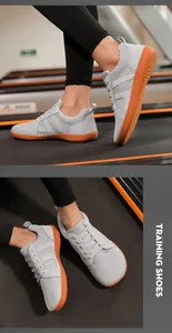 Détail des baskets pieds nus à bout large gris avec semelles orange sur tapis roulant