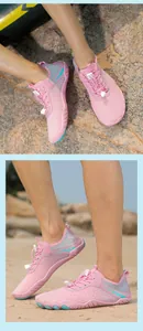 Rosa-blaue Badeschuhe mit schnelltrocknendem Mesh und verstellbarem Kordelzug am Strand