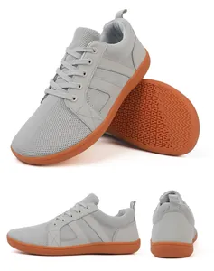 Détail de chaussure pieds nus grise avec maille respirante et semelle antidérapante