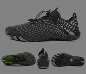 Detailsicht schwarzer Barfuß-Wasserschuhe mit Schnellverschluss und rutschfester Gummisohle