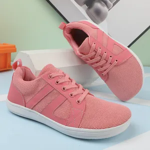 Chaussures pieds nus roses respirantes avec bout large et semelle en caoutchouc blanc