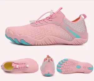 Nahaufnahme der rosa-blauen Badeschuhe mit Mesh-Gewebe und rutschfester Gummisohle