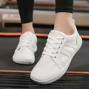 Baskets pieds nus blanches respirantes à bout large pour le fitness et la marche