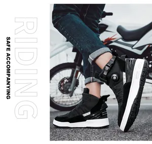 Detail der wasserfesten Motorradstiefel mit Schnellverschluss und rutschfester Sohle