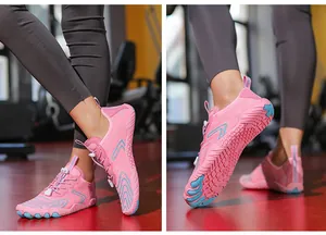 Dettaglio di scarpe a cinque dita rosa con suole in gomma antiscivolo e mesh traspirante