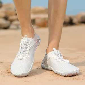Chaussures d'eau blanches avec maille respirante et lacets élastiques sur le sable